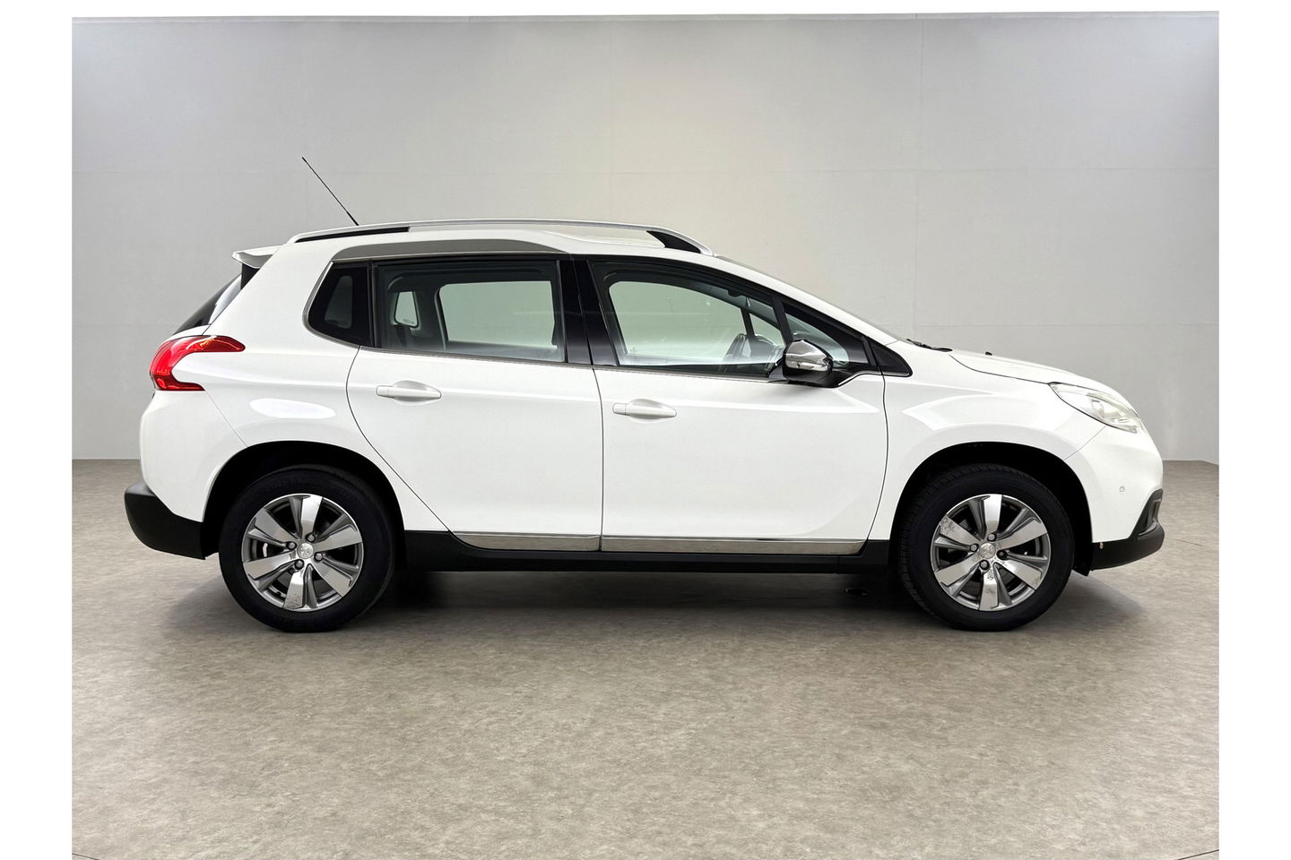 Peugeot 2008 1.2 VTi Allure Clima Cruise LED Sfeerverlichting Trekhaak Navi PDC 16"LMV