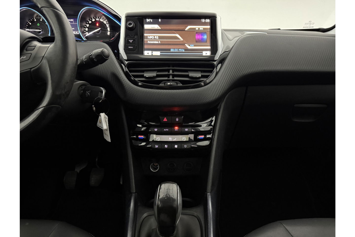 Peugeot 2008 1.2 VTi Allure Clima Cruise LED Sfeerverlichting Trekhaak Navi PDC 16"LMV