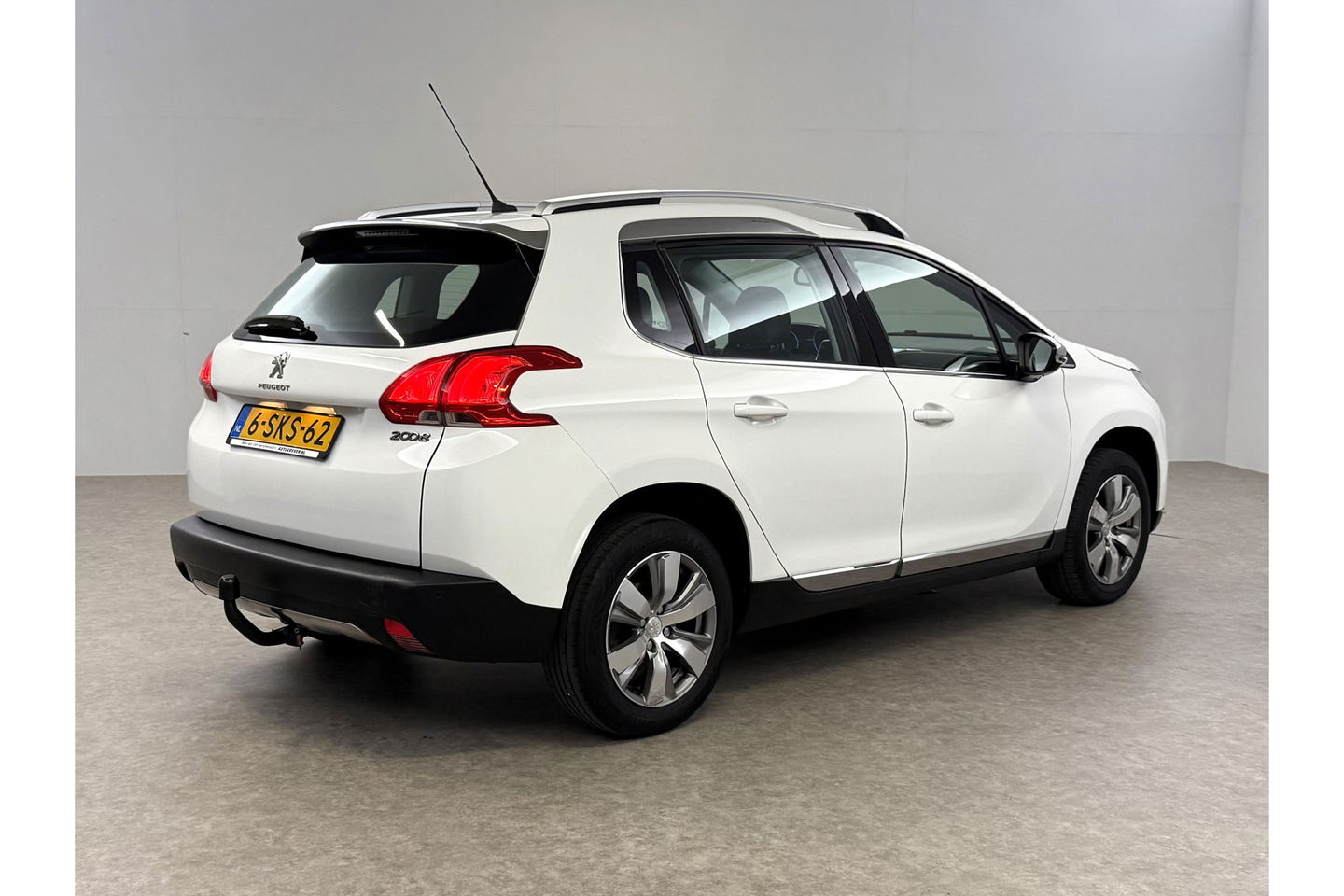 Peugeot 2008 1.2 VTi Allure Clima Cruise LED Sfeerverlichting Trekhaak Navi PDC 16"LMV