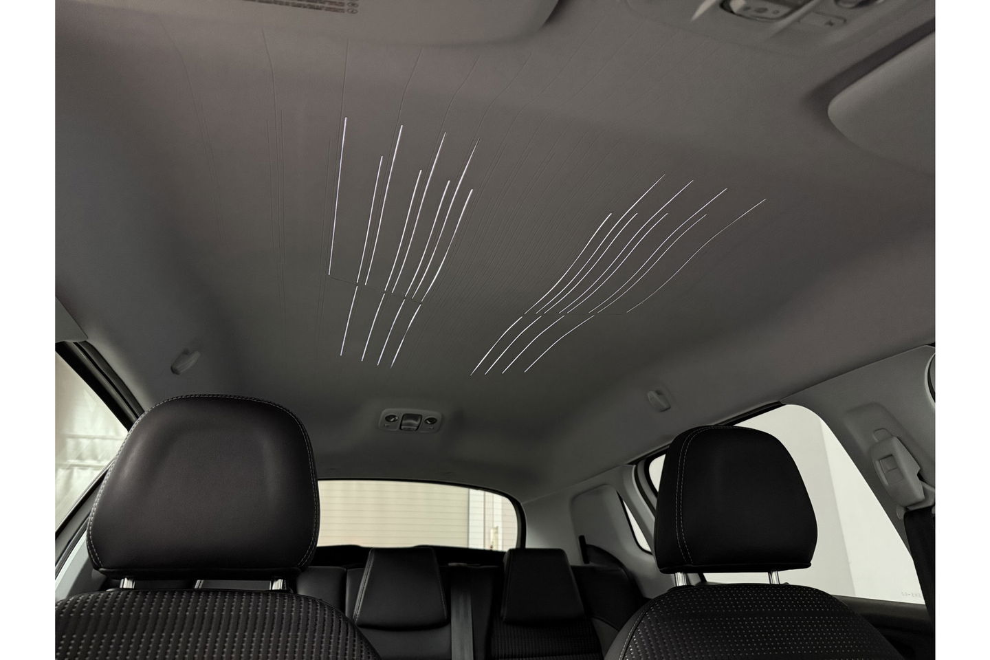 Peugeot 2008 1.2 VTi Allure Clima Cruise LED Sfeerverlichting Trekhaak Navi PDC 16"LMV