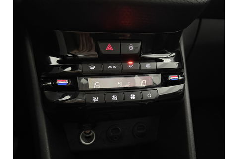 Peugeot 2008 1.2 VTi Allure Clima Cruise LED Sfeerverlichting Trekhaak Navi PDC 16"LMV