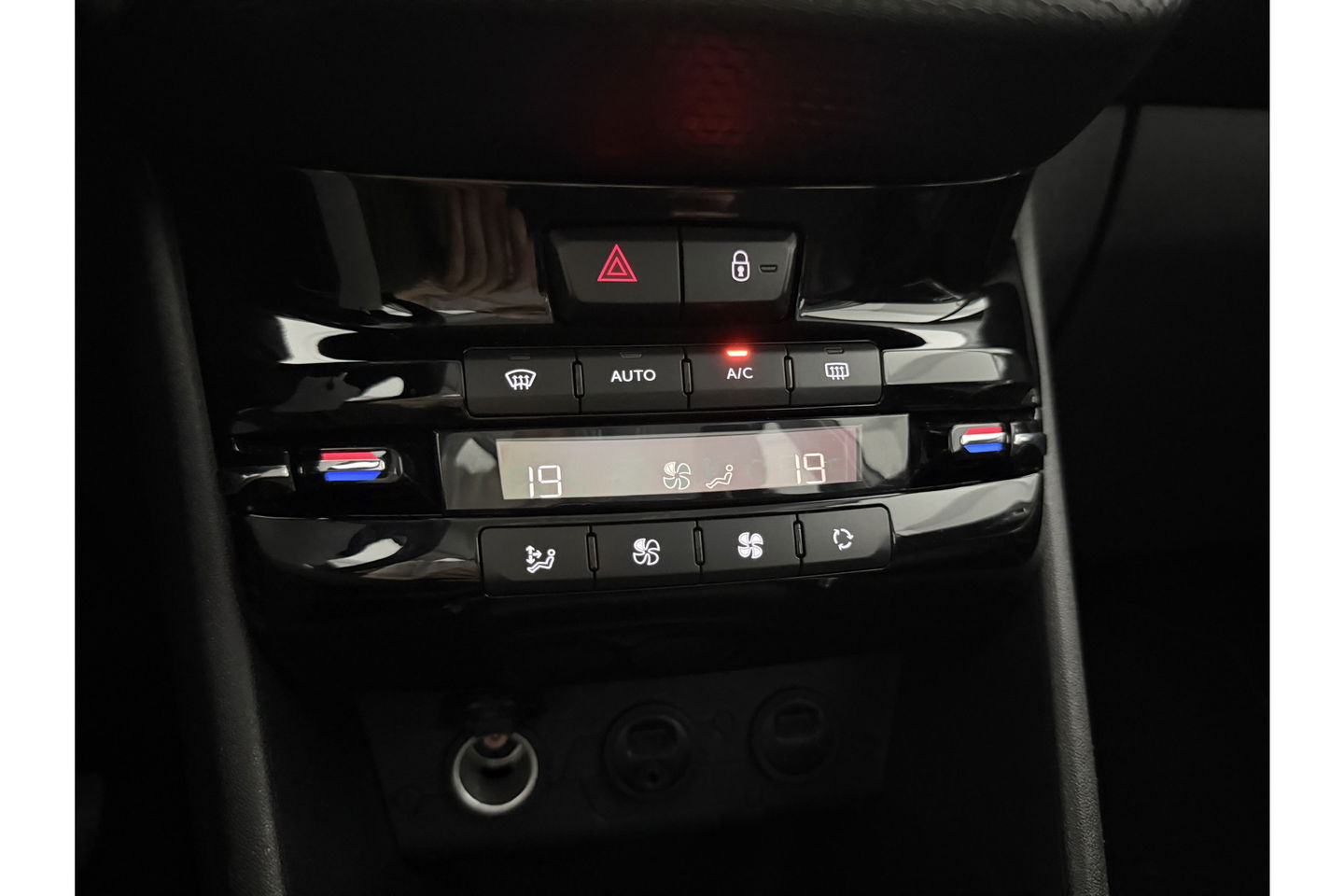 Peugeot 2008 1.2 VTi Allure Clima Cruise LED Sfeerverlichting Trekhaak Navi PDC 16"LMV