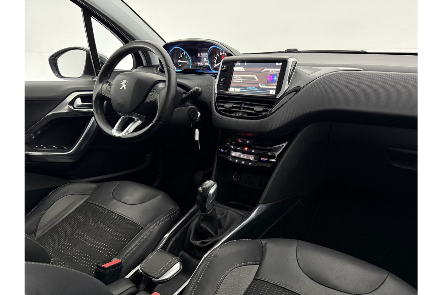 Peugeot 2008 1.2 VTi Allure Clima Cruise LED Sfeerverlichting Trekhaak Navi PDC 16"LMV