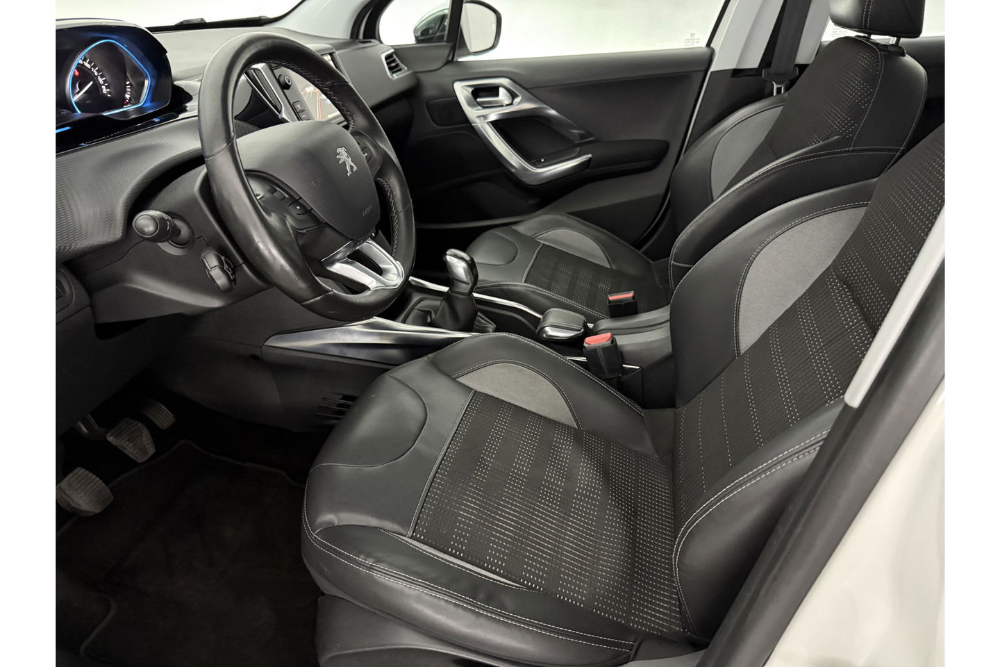 Peugeot 2008 1.2 VTi Allure Clima Cruise LED Sfeerverlichting Trekhaak Navi PDC 16"LMV