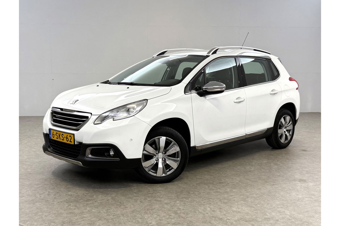 Peugeot 2008 1.2 VTi Allure Clima Cruise LED Sfeerverlichting Trekhaak Navi PDC 16"LMV