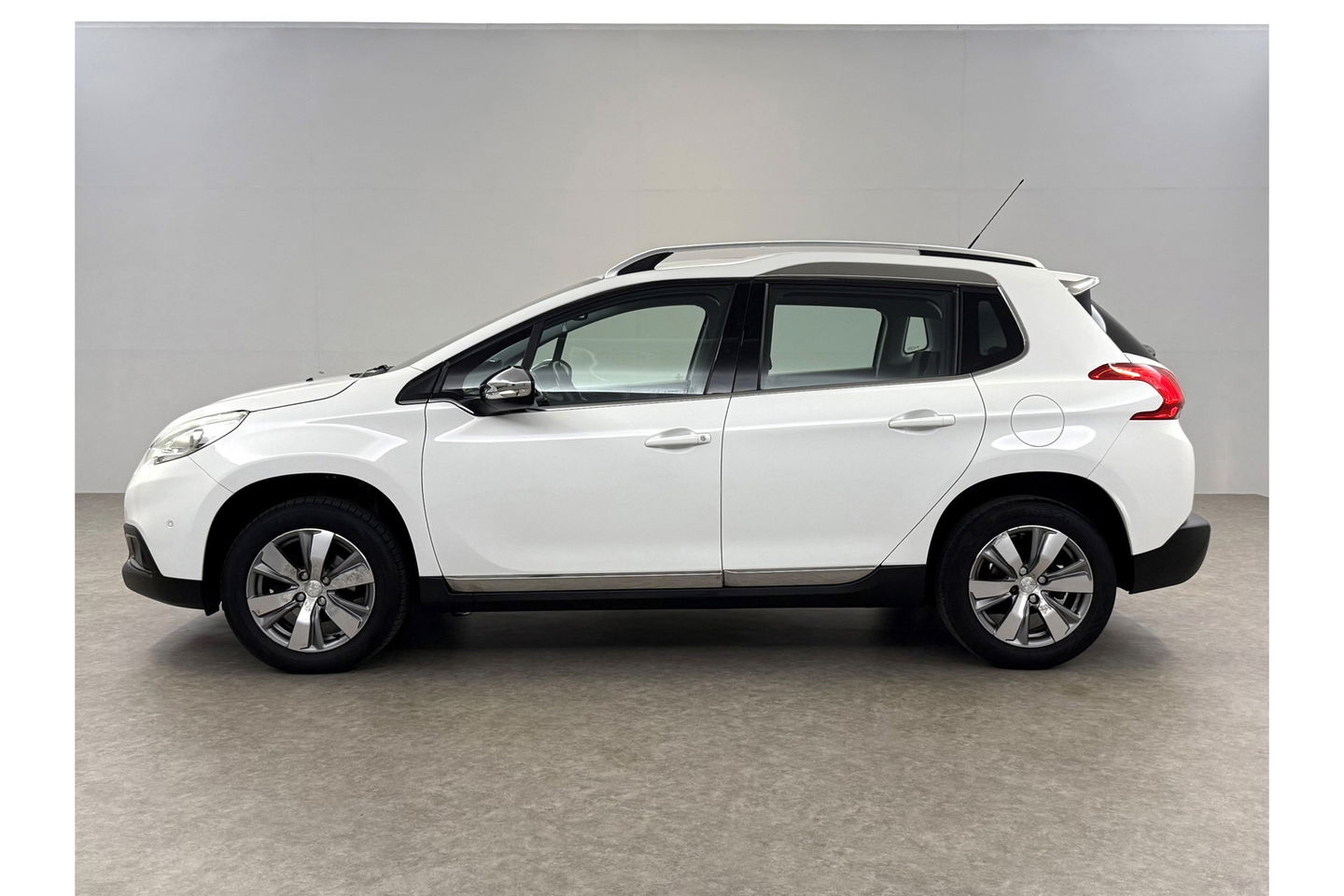 Peugeot 2008 1.2 VTi Allure Clima Cruise LED Sfeerverlichting Trekhaak Navi PDC 16"LMV