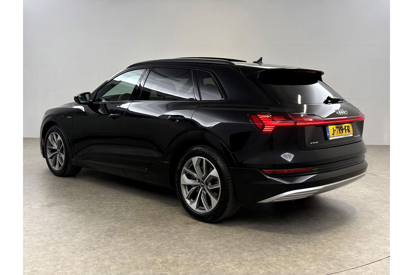 Audi e-tron 50 Quattro 313PK 71 kWh Pano LED ACC Sfeer Memory Camera Clima Leder Navi Virtual PDC 20"LMV