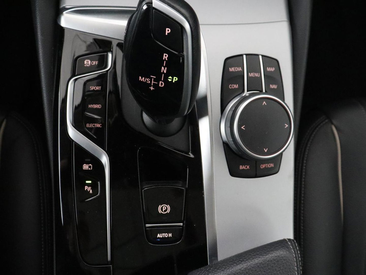 BMW 5 Serie 530e xDrive High Executive | Panoramadak | Trekhaak | Adaptive cruise | Stoel & stuurverwarming | Carplay | Sfeerverlichting | Leder | Camera | Keyless | PHEV | Plug In