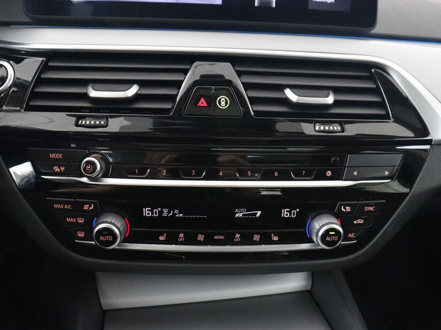BMW 5 Serie 530e xDrive High Executive | Panoramadak | Trekhaak | Adaptive cruise | Stoel & stuurverwarming | Carplay | Sfeerverlichting | Leder | Camera | Keyless | PHEV | Plug In