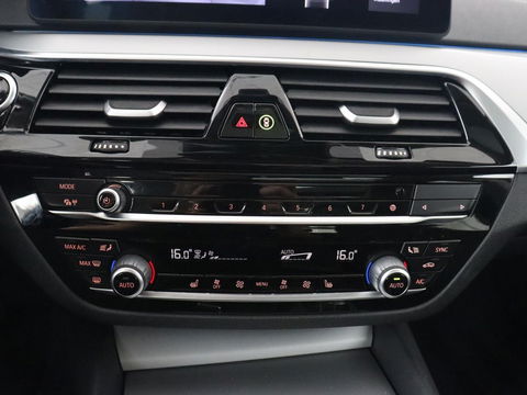 BMW 5 Serie 530e xDrive High Executive | Panoramadak | Trekhaak | Adaptive cruise | Stoel & stuurverwarming | Carplay | Sfeerverlichting | Leder | Camera | Keyless | PHEV | Plug In