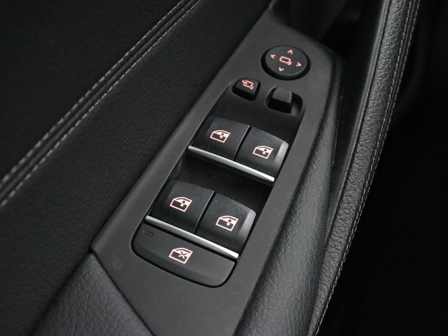 BMW 5 Serie 530e xDrive High Executive | Panoramadak | Trekhaak | Adaptive cruise | Stoel & stuurverwarming | Carplay | Sfeerverlichting | Leder | Camera | Keyless | PHEV | Plug In