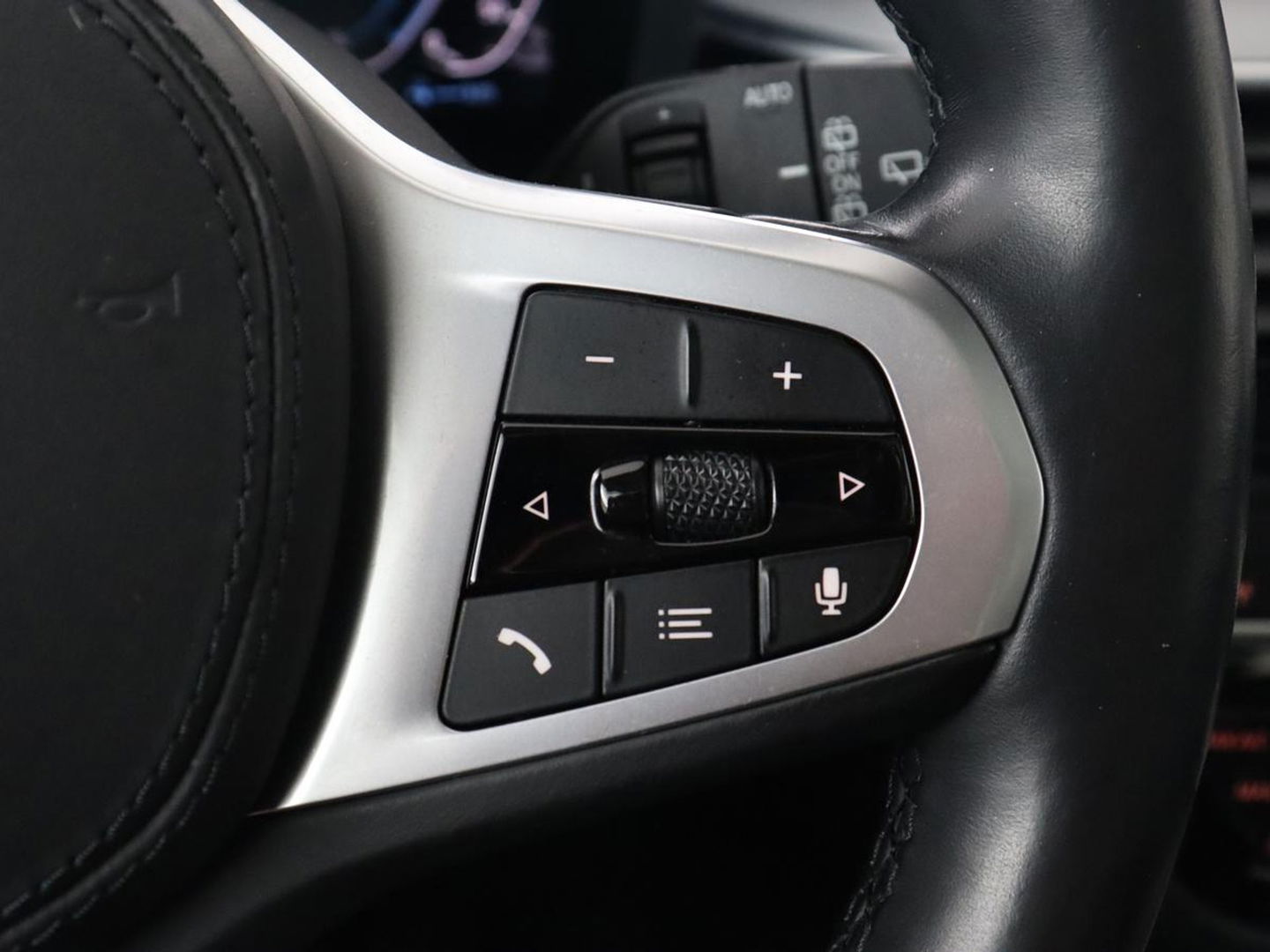 BMW 5 Serie 530e xDrive High Executive | Panoramadak | Trekhaak | Adaptive cruise | Stoel & stuurverwarming | Carplay | Sfeerverlichting | Leder | Camera | Keyless | PHEV | Plug In