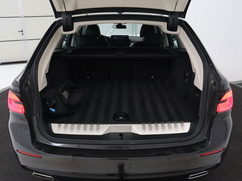 BMW 5 Serie 530e xDrive High Executive | Panoramadak | Trekhaak | Adaptive cruise | Stoel & stuurverwarming | Carplay | Sfeerverlichting | Leder | Camera | Keyless | PHEV | Plug In