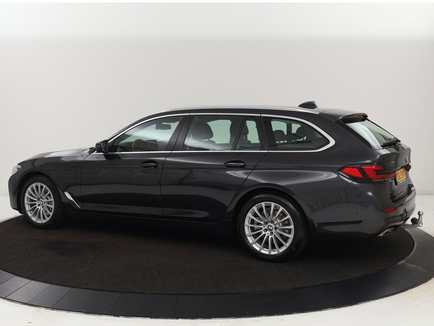 BMW 5 Serie 530e xDrive High Executive | Panoramadak | Trekhaak | Adaptive cruise | Stoel & stuurverwarming | Carplay | Sfeerverlichting | Leder | Camera | Keyless | PHEV | Plug In