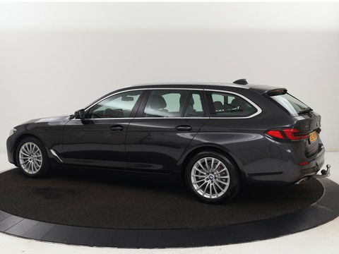 BMW 5 Serie 530e xDrive High Executive | Panoramadak | Trekhaak | Adaptive cruise | Stoel & stuurverwarming | Carplay | Sfeerverlichting | Leder | Camera | Keyless | PHEV | Plug In