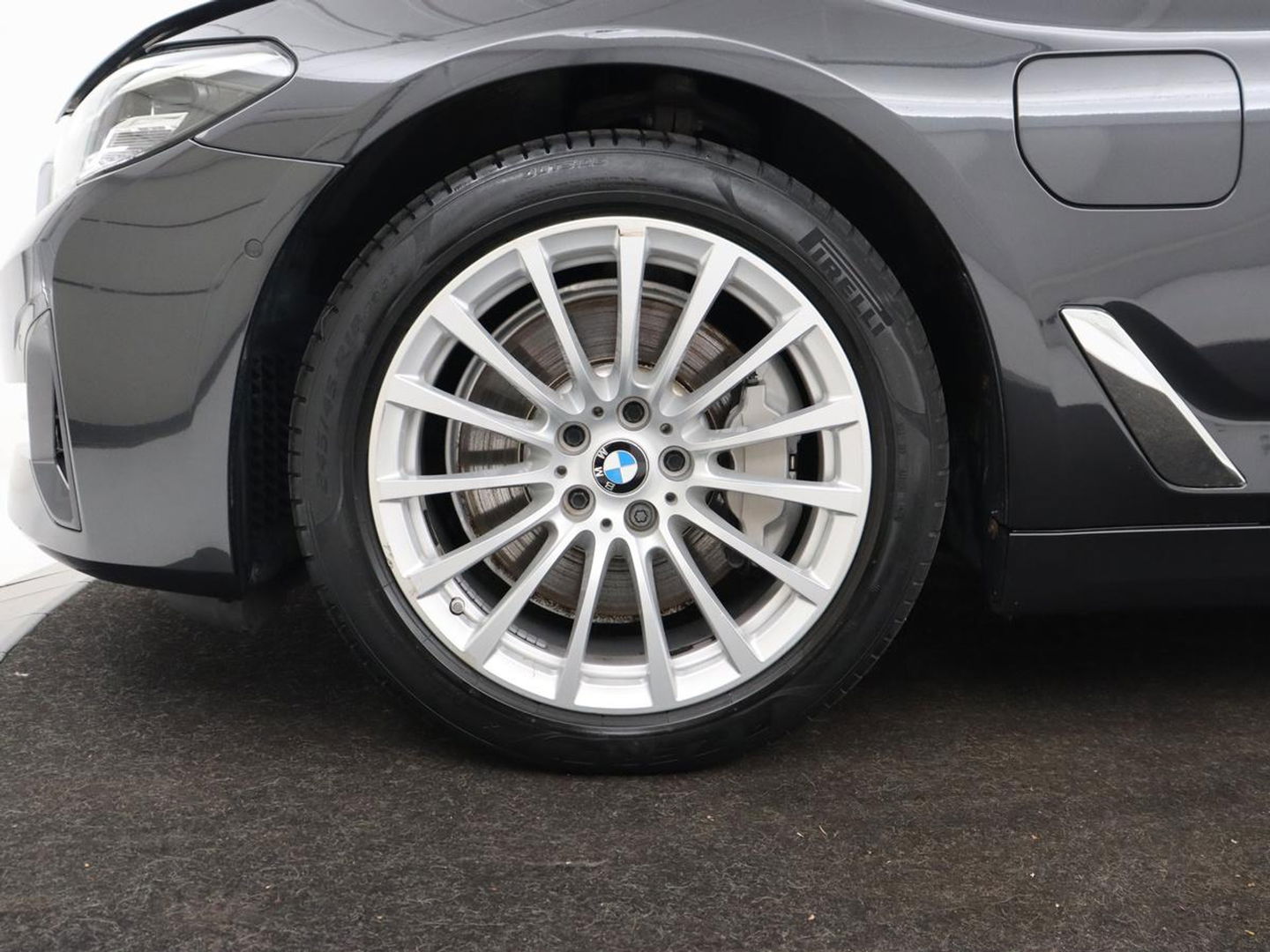 BMW 5 Serie 530e xDrive High Executive | Panoramadak | Trekhaak | Adaptive cruise | Stoel & stuurverwarming | Carplay | Sfeerverlichting | Leder | Camera | Keyless | PHEV | Plug In
