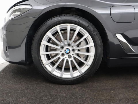 BMW 5 Serie 530e xDrive High Executive | Panoramadak | Trekhaak | Adaptive cruise | Stoel & stuurverwarming | Carplay | Sfeerverlichting | Leder | Camera | Keyless | PHEV | Plug In