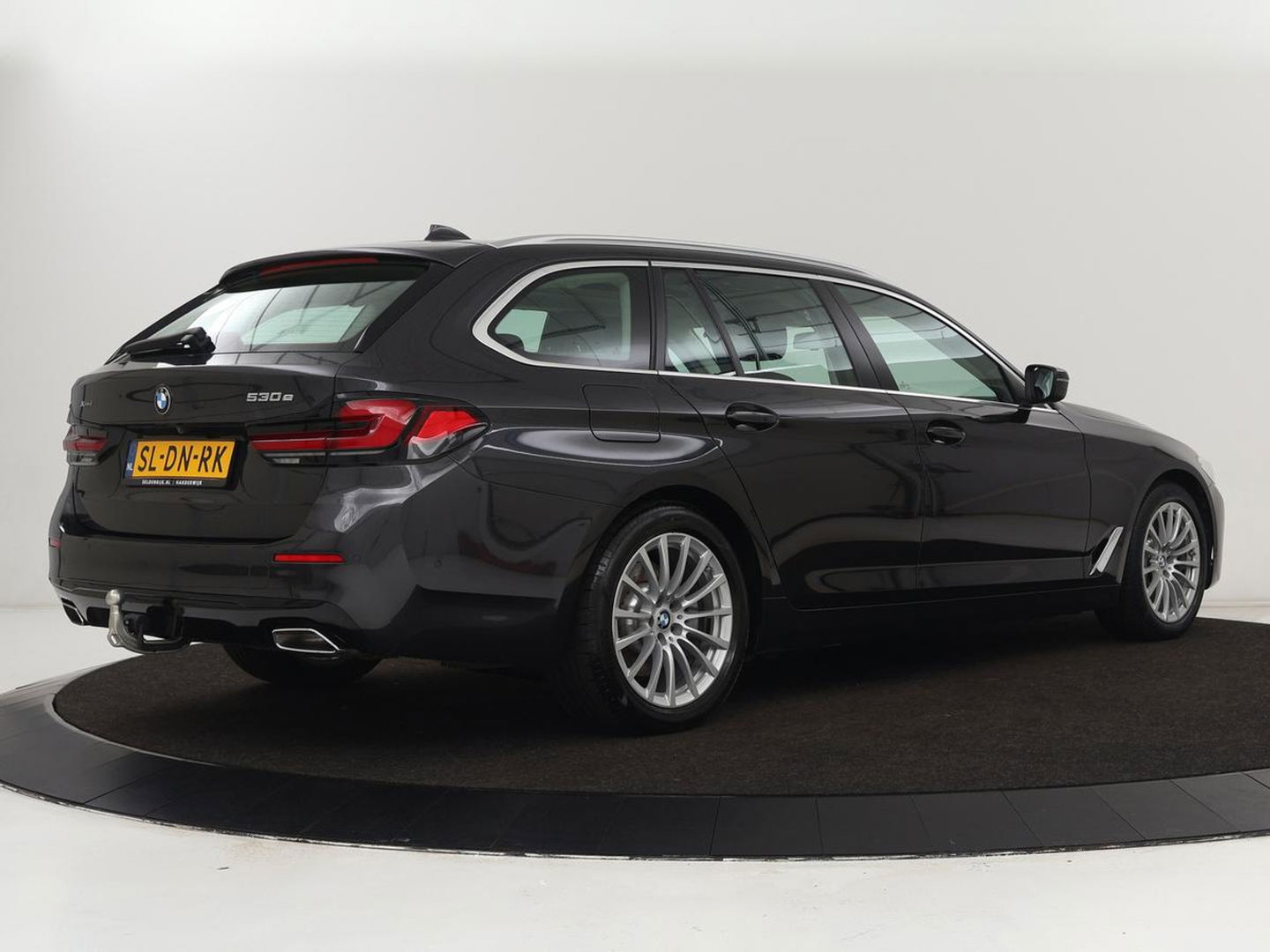 BMW 5 Serie 530e xDrive High Executive | Panoramadak | Trekhaak | Adaptive cruise | Stoel & stuurverwarming | Carplay | Sfeerverlichting | Leder | Camera | Keyless | PHEV | Plug In