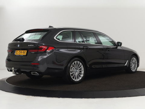 BMW 5 Serie 530e xDrive High Executive | Panoramadak | Trekhaak | Adaptive cruise | Stoel & stuurverwarming | Carplay | Sfeerverlichting | Leder | Camera | Keyless | PHEV | Plug In