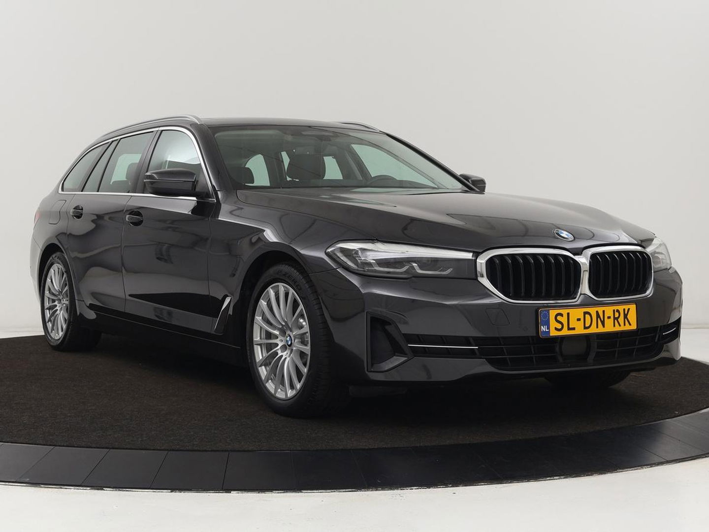 BMW 5 Serie 530e xDrive High Executive | Panoramadak | Trekhaak | Adaptive cruise | Stoel & stuurverwarming | Carplay | Sfeerverlichting | Leder | Camera | Keyless | PHEV | Plug In
