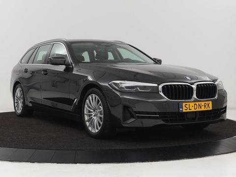 BMW 5 Serie 530e xDrive High Executive | Panoramadak | Trekhaak | Adaptive cruise | Stoel & stuurverwarming | Carplay | Sfeerverlichting | Leder | Camera | Keyless | PHEV | Plug In