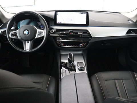 BMW 5 Serie 530e xDrive High Executive | Panoramadak | Trekhaak | Adaptive cruise | Stoel & stuurverwarming | Carplay | Sfeerverlichting | Leder | Camera | Keyless | PHEV | Plug In