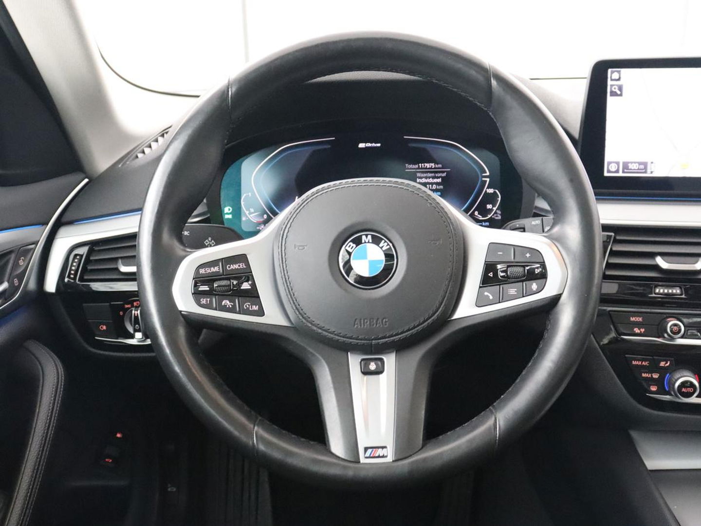 BMW 5 Serie 530e xDrive High Executive | Panoramadak | Trekhaak | Adaptive cruise | Stoel & stuurverwarming | Carplay | Sfeerverlichting | Leder | Camera | Keyless | PHEV | Plug In