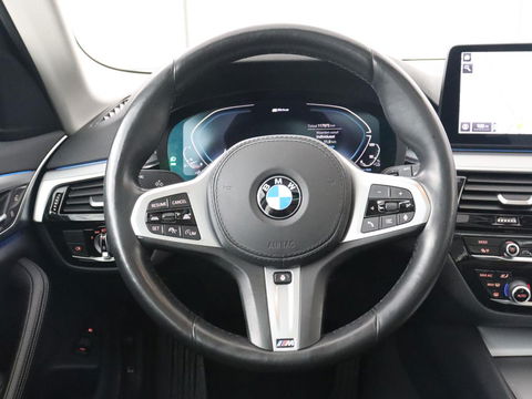 BMW 5 Serie 530e xDrive High Executive | Panoramadak | Trekhaak | Adaptive cruise | Stoel & stuurverwarming | Carplay | Sfeerverlichting | Leder | Camera | Keyless | PHEV | Plug In