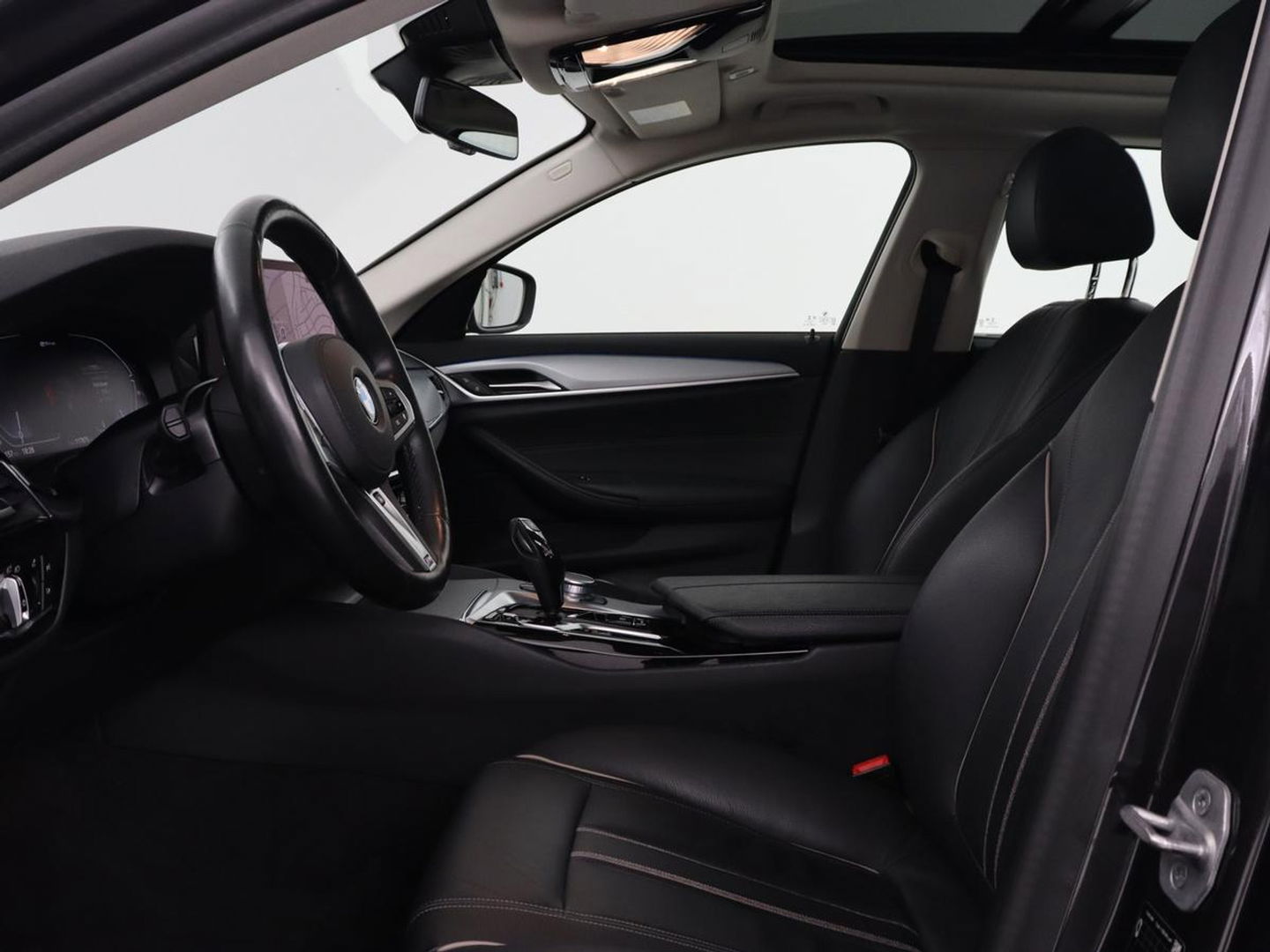 BMW 5 Serie 530e xDrive High Executive | Panoramadak | Trekhaak | Adaptive cruise | Stoel & stuurverwarming | Carplay | Sfeerverlichting | Leder | Camera | Keyless | PHEV | Plug In