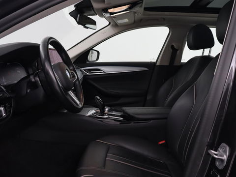 BMW 5 Serie 530e xDrive High Executive | Panoramadak | Trekhaak | Adaptive cruise | Stoel & stuurverwarming | Carplay | Sfeerverlichting | Leder | Camera | Keyless | PHEV | Plug In