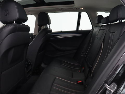 BMW 5 Serie 530e xDrive High Executive | Panoramadak | Trekhaak | Adaptive cruise | Stoel & stuurverwarming | Carplay | Sfeerverlichting | Leder | Camera | Keyless | PHEV | Plug In
