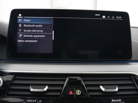 BMW 5 Serie 530e xDrive High Executive | Panoramadak | Trekhaak | Adaptive cruise | Stoel & stuurverwarming | Carplay | Sfeerverlichting | Leder | Camera | Keyless | PHEV | Plug In