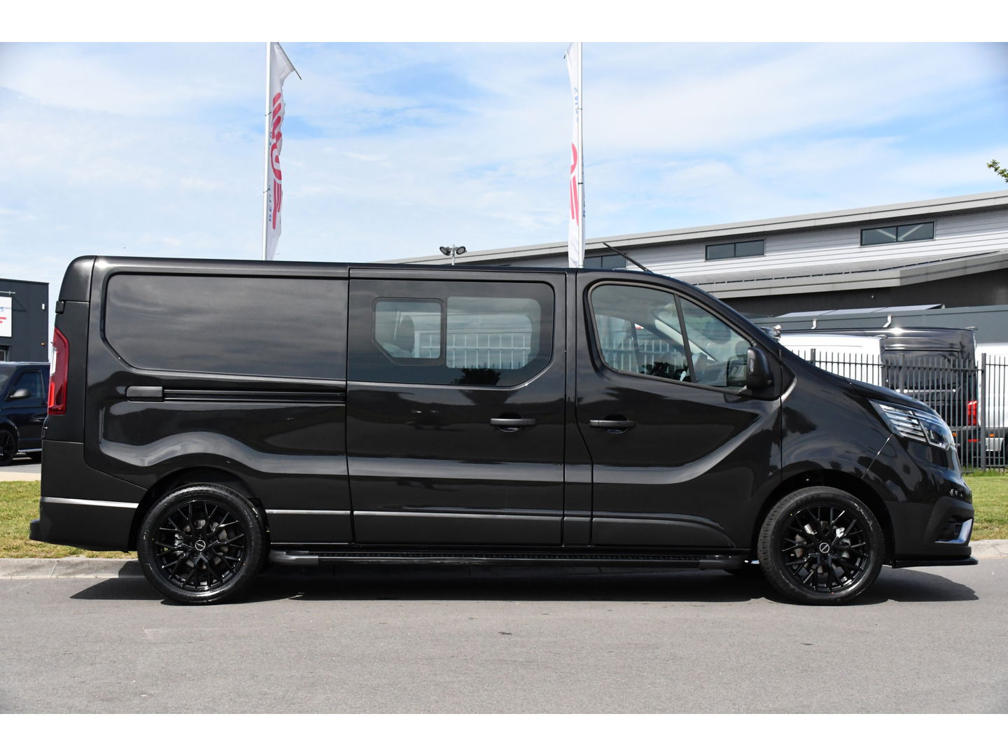 Renault Trafic 2.0 Blue dCi 170 L2H1 DC Black Edition Cruise, Carplay, 170pk, 2 x Schuifdeur, Multimedia, Automaat, Sensoren, Uniek!