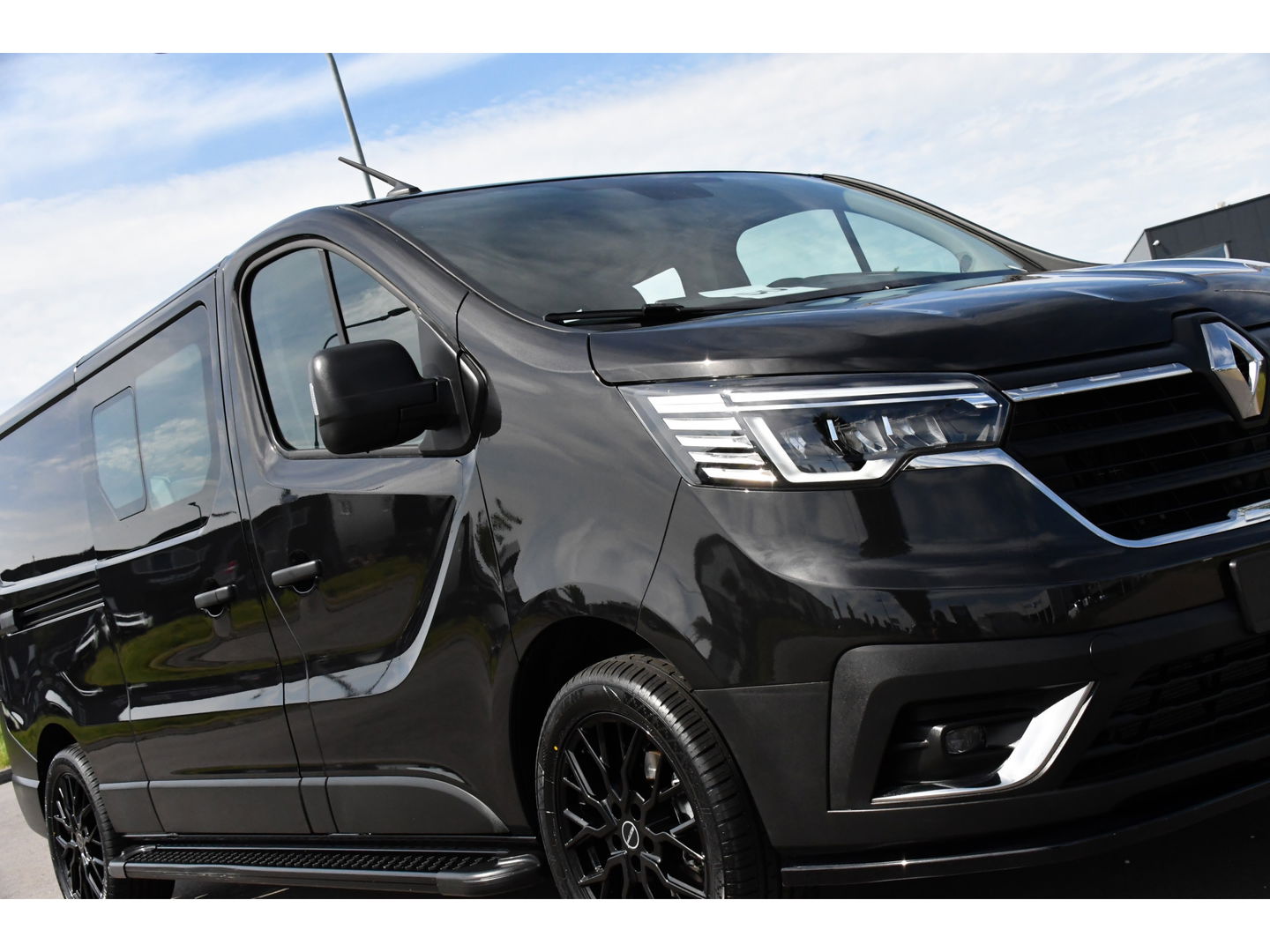 Renault Trafic 2.0 Blue dCi 170 L2H1 DC Black Edition Cruise, Carplay, 170pk, 2 x Schuifdeur, Multimedia, Automaat, Sensoren, Uniek!