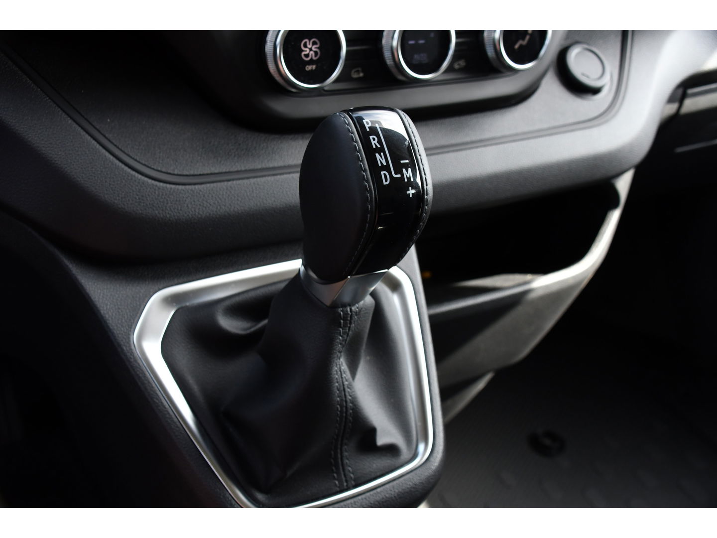 Renault Trafic 2.0 Blue dCi 170 L2H1 DC Black Edition Cruise, Carplay, 170pk, 2 x Schuifdeur, Multimedia, Automaat, Sensoren, Uniek!