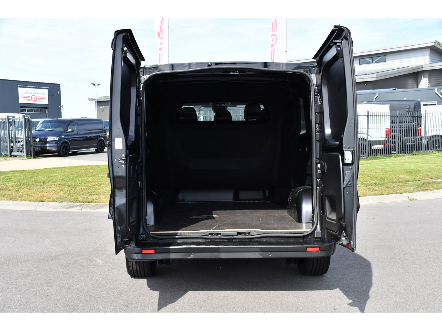 Renault Trafic 2.0 Blue dCi 170 L2H1 DC Black Edition Cruise, Carplay, 170pk, 2 x Schuifdeur, Multimedia, Automaat, Sensoren, Uniek!