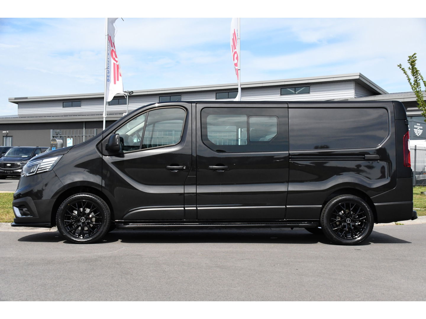 Renault Trafic 2.0 Blue dCi 170 L2H1 DC Black Edition Cruise, Carplay, 170pk, 2 x Schuifdeur, Multimedia, Automaat, Sensoren, Uniek!