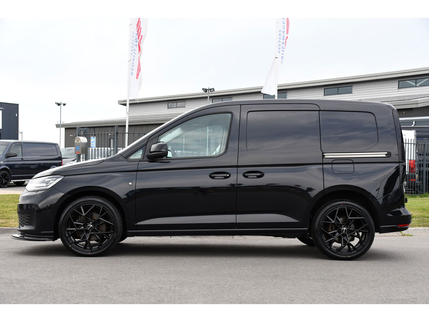 Volkswagen Caddy Cargo 2.0 TDI Exclusive Black Edition Adaptieve Cruise, Carplay, 2 x Schuifdeur, LED, Trekhaak, Leder, 122PK, Automaat, Uniek!