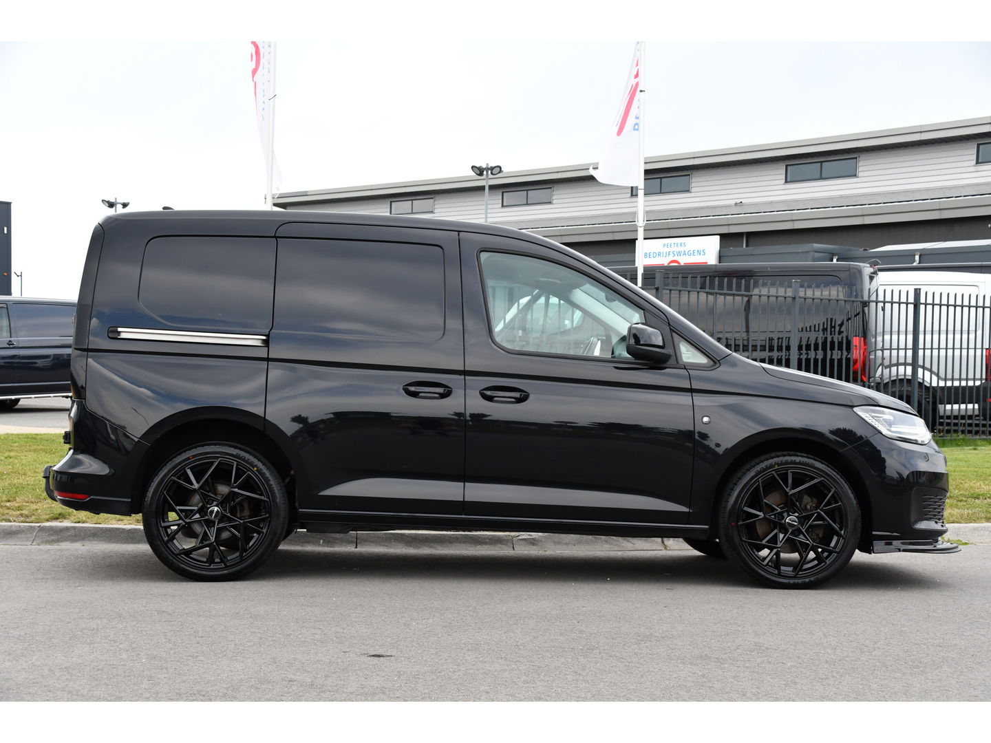 Volkswagen Caddy Cargo 2.0 TDI Exclusive Black Edition Adaptieve Cruise, Carplay, 2 x Schuifdeur, LED, Trekhaak, Leder, 122PK, Automaat, Uniek!