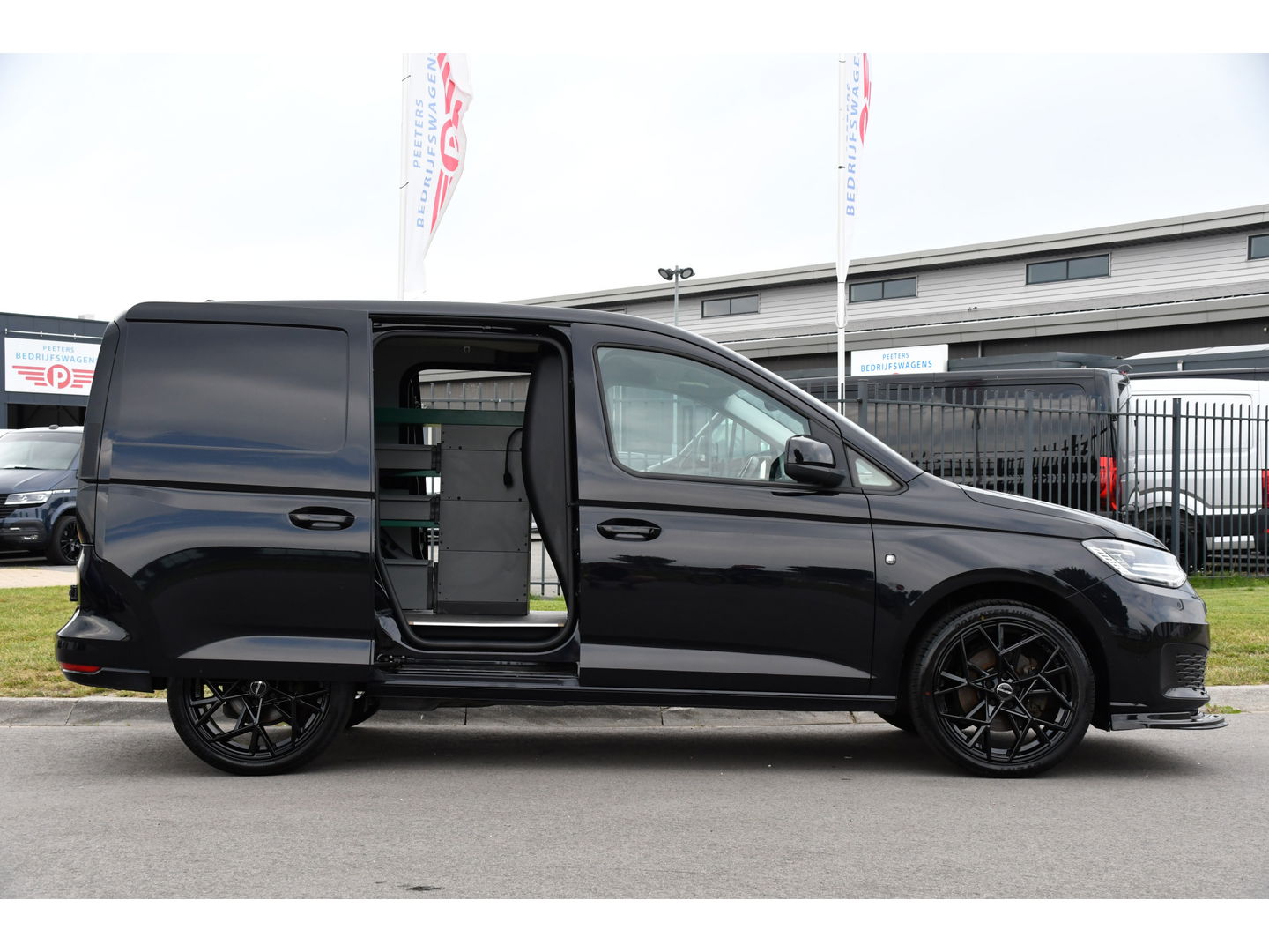 Volkswagen Caddy Cargo 2.0 TDI Exclusive Black Edition Adaptieve Cruise, Carplay, 2 x Schuifdeur, LED, Trekhaak, Leder, 122PK, Automaat, Uniek!
