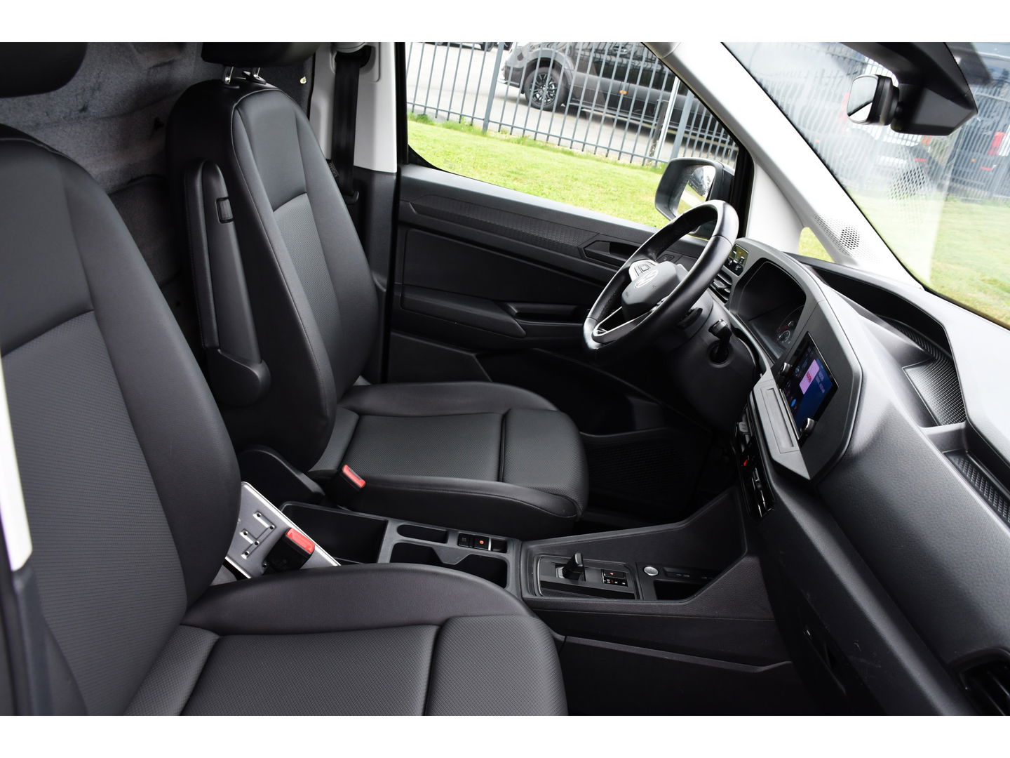 Volkswagen Caddy Cargo 2.0 TDI Exclusive Black Edition Adaptieve Cruise, Carplay, 2 x Schuifdeur, LED, Trekhaak, Leder, 122PK, Automaat, Uniek!