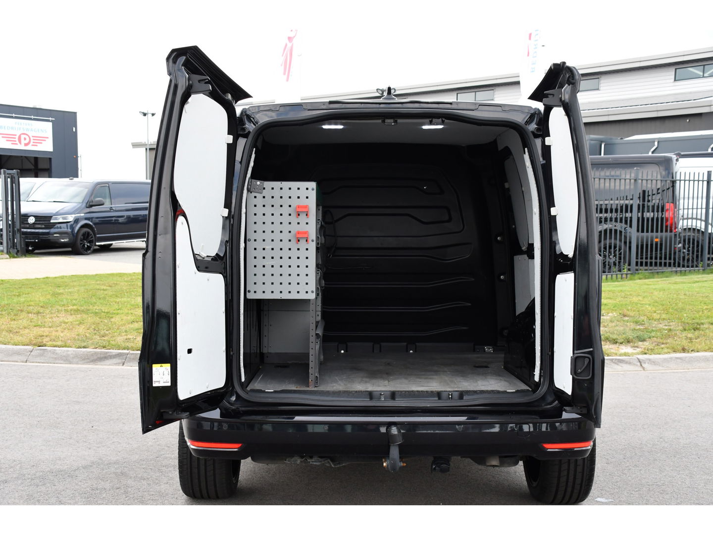 Volkswagen Caddy Cargo 2.0 TDI Exclusive Black Edition Adaptieve Cruise, Carplay, 2 x Schuifdeur, LED, Trekhaak, Leder, 122PK, Automaat, Uniek!