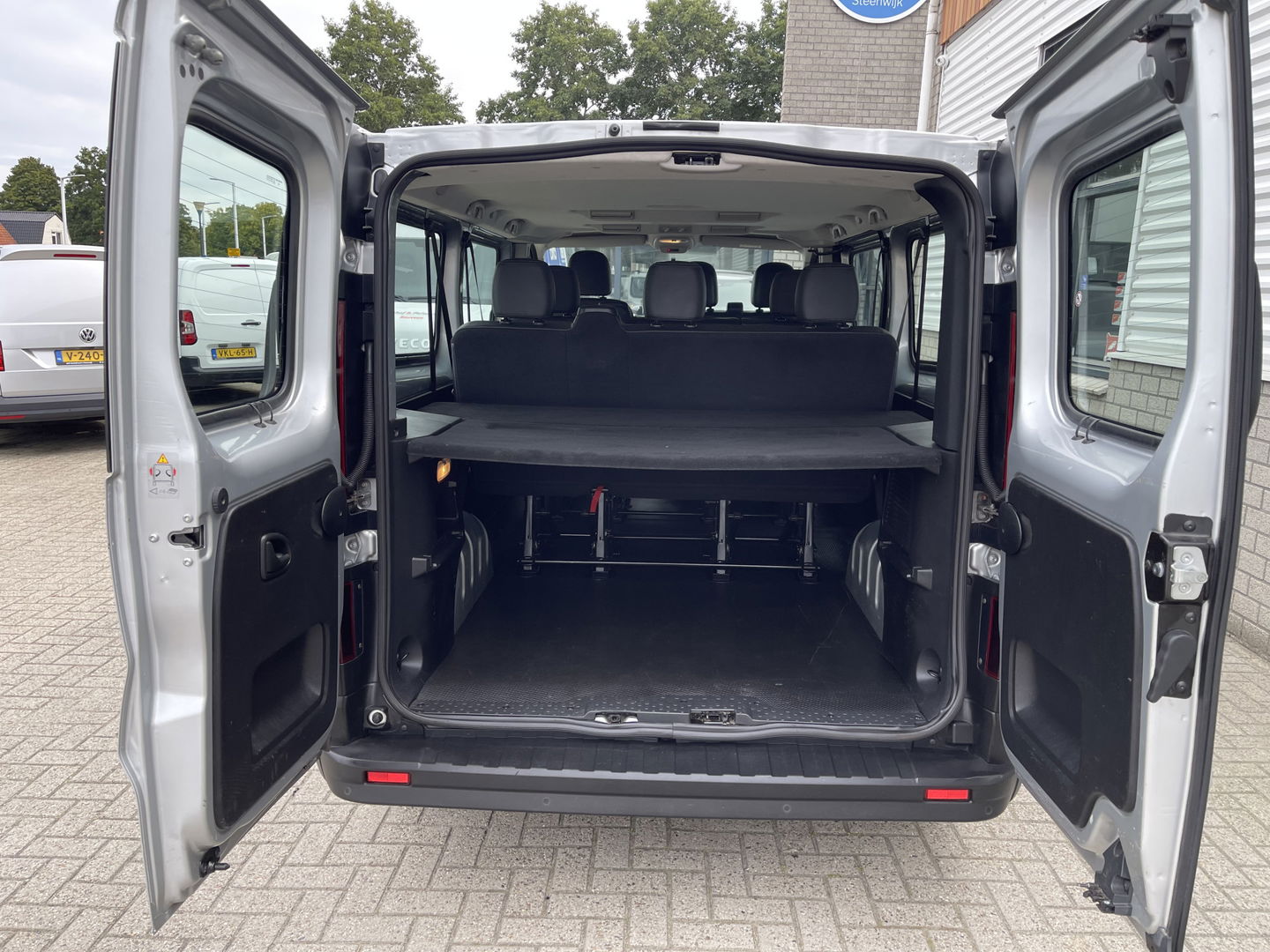 Opel Vivaro Combi 1.6 CDTI 125pk L2H1 BiTurbo ecoFLEX / 9 persoons / vaste prijs rijklaar € 21.950 incl btw bpm / euro 6 diesel / isofix / airco / cruise / navigatie / zilver metallic