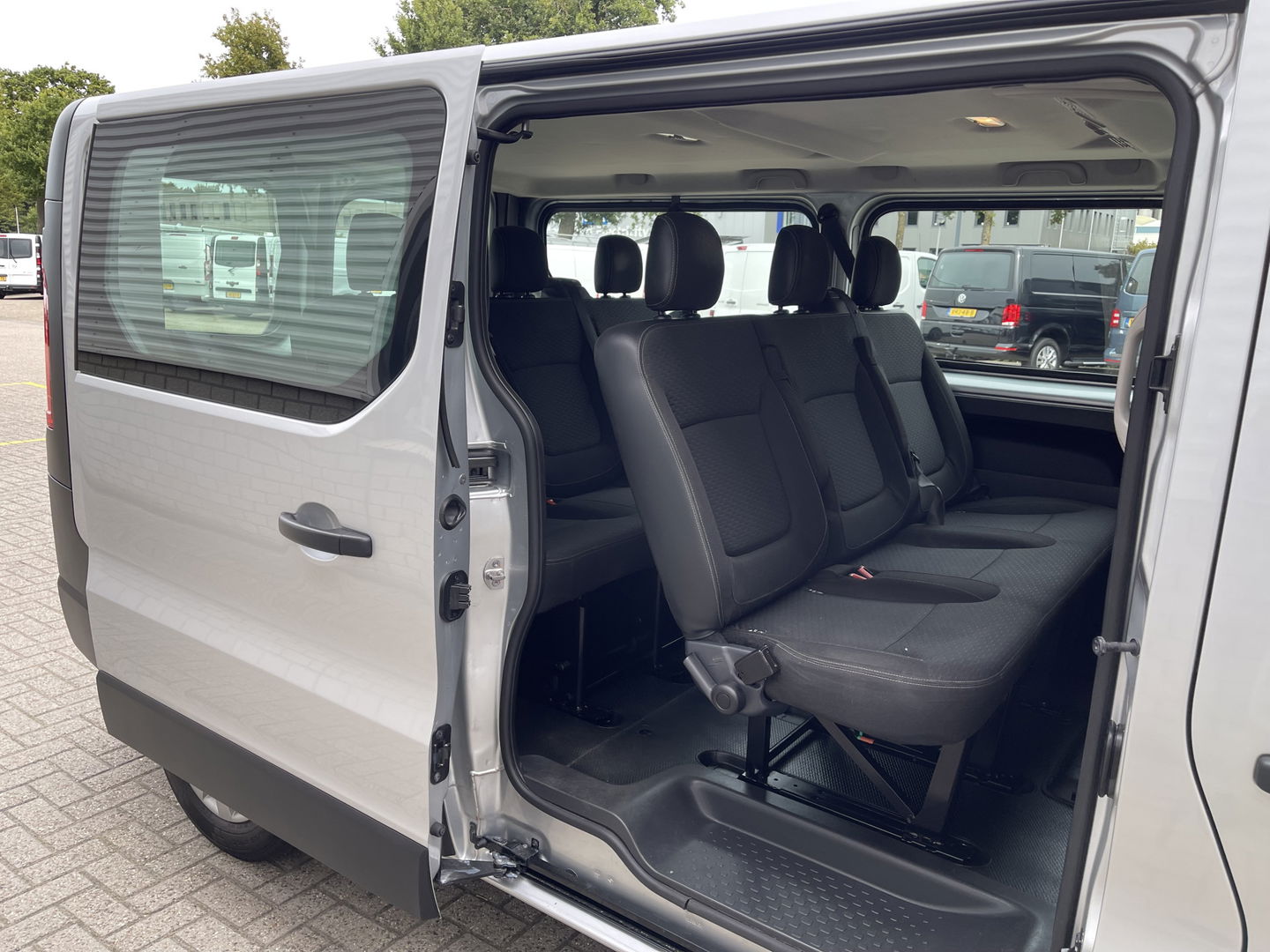 Opel Vivaro Combi 1.6 CDTI 125pk L2H1 BiTurbo ecoFLEX / 9 persoons / vaste prijs rijklaar € 21.950 incl btw bpm / euro 6 diesel / isofix / airco / cruise / navigatie / zilver metallic