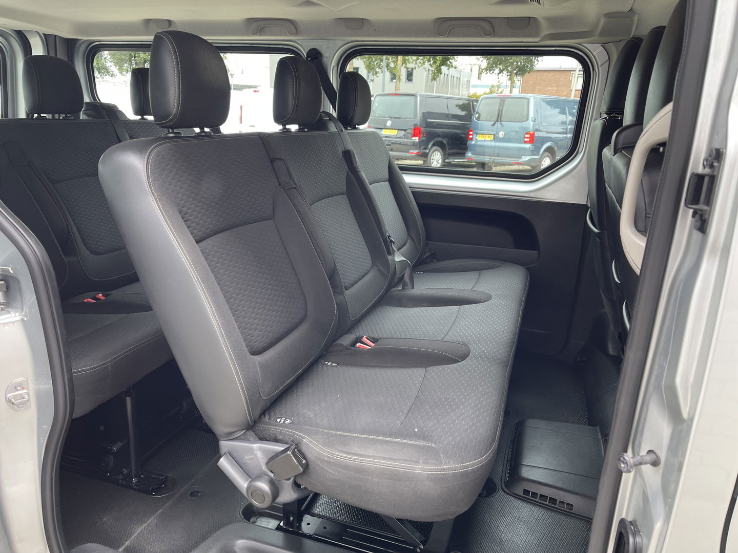 Opel Vivaro Combi 1.6 CDTI 125pk L2H1 BiTurbo ecoFLEX / 9 persoons / vaste prijs rijklaar € 21.950 incl btw bpm / euro 6 diesel / isofix / airco / cruise / navigatie / zilver metallic