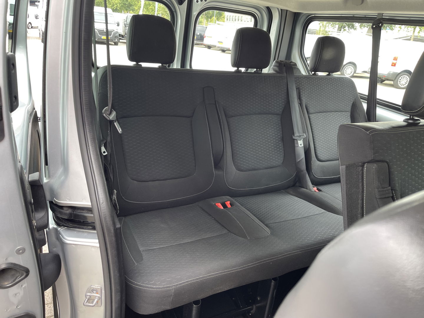 Opel Vivaro Combi 1.6 CDTI 125pk L2H1 BiTurbo ecoFLEX / 9 persoons / vaste prijs rijklaar € 21.950 incl btw bpm / euro 6 diesel / isofix / airco / cruise / navigatie / zilver metallic