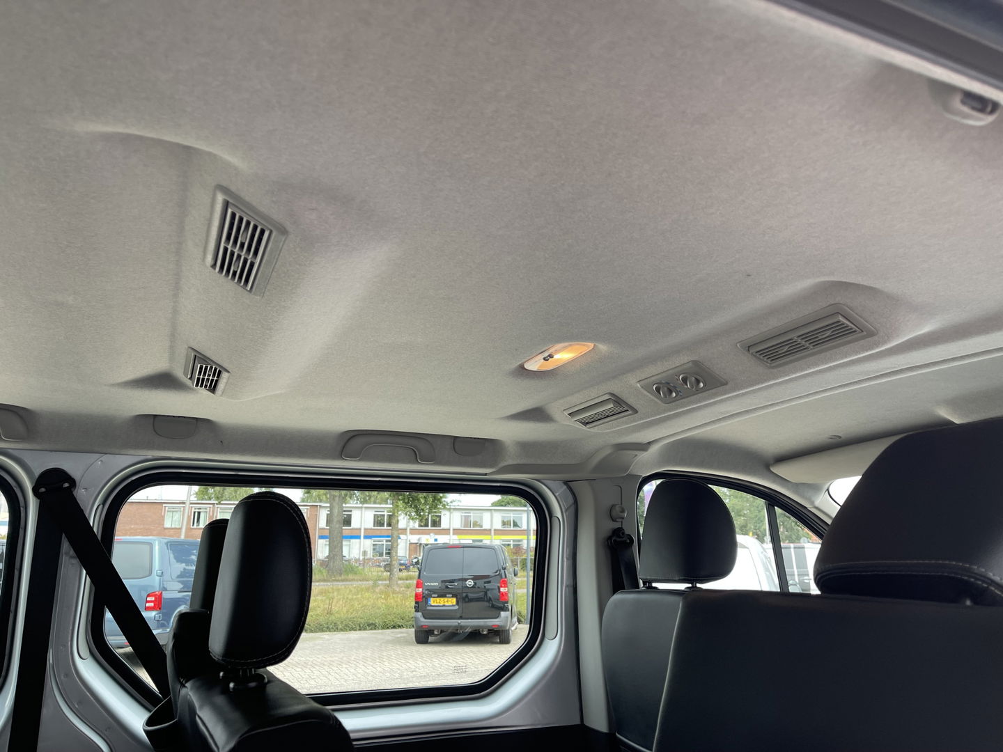Opel Vivaro Combi 1.6 CDTI 125pk L2H1 BiTurbo ecoFLEX / 9 persoons / vaste prijs rijklaar € 21.950 incl btw bpm / euro 6 diesel / isofix / airco / cruise / navigatie / zilver metallic