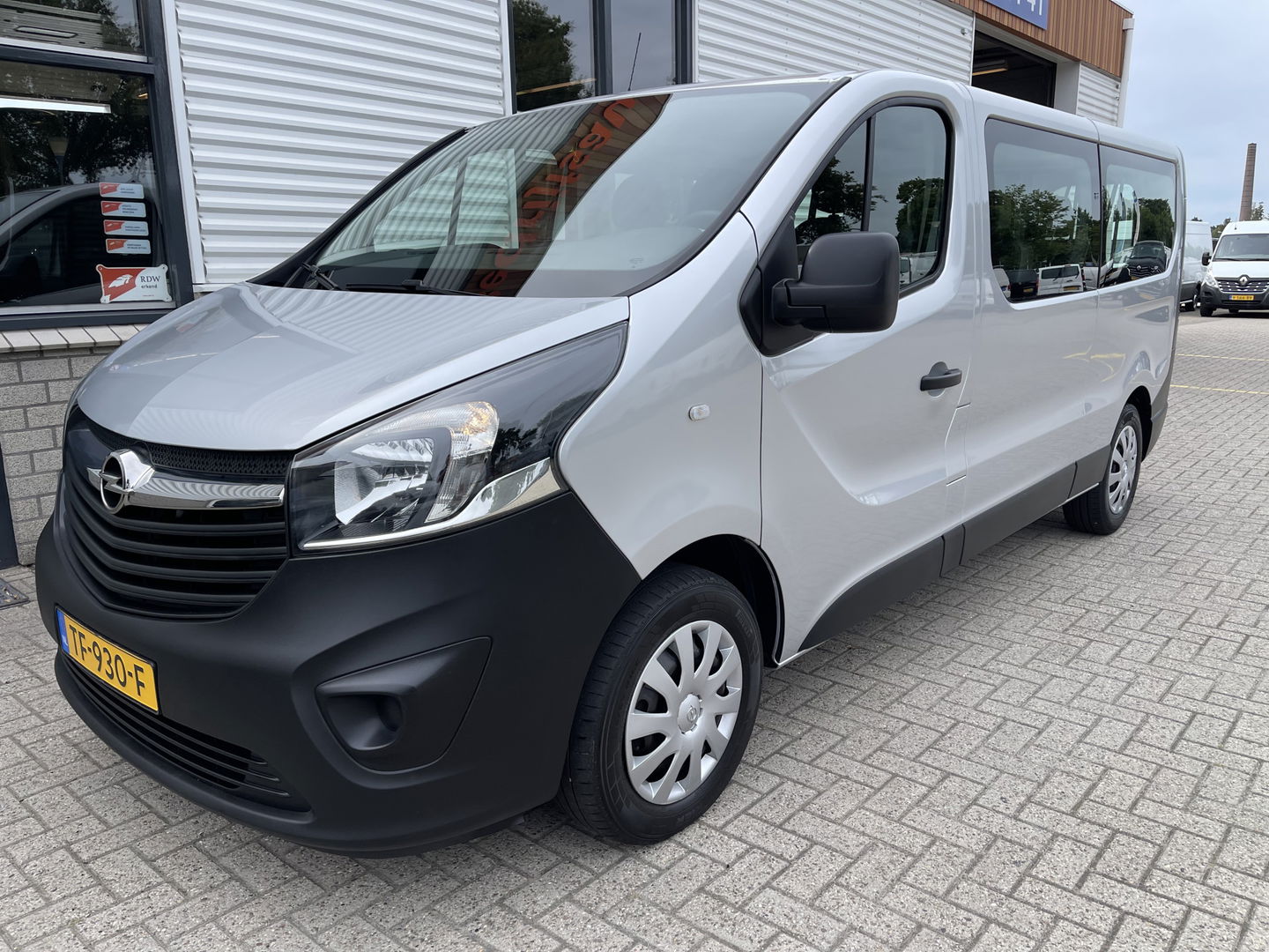 Opel Vivaro Combi 1.6 CDTI 125pk L2H1 BiTurbo ecoFLEX / 9 persoons / vaste prijs rijklaar € 21.950 incl btw bpm / euro 6 diesel / isofix / airco / cruise / navigatie / zilver metallic