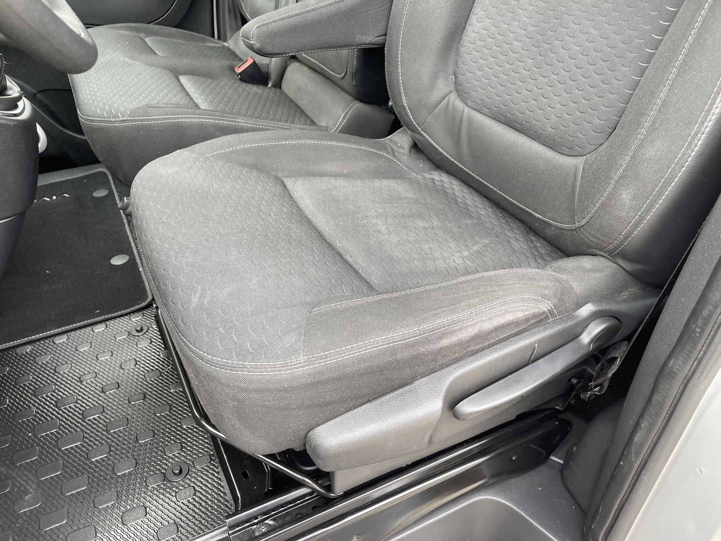 Opel Vivaro Combi 1.6 CDTI 125pk L2H1 BiTurbo ecoFLEX / 9 persoons / vaste prijs rijklaar € 21.950 incl btw bpm / euro 6 diesel / isofix / airco / cruise / navigatie / zilver metallic