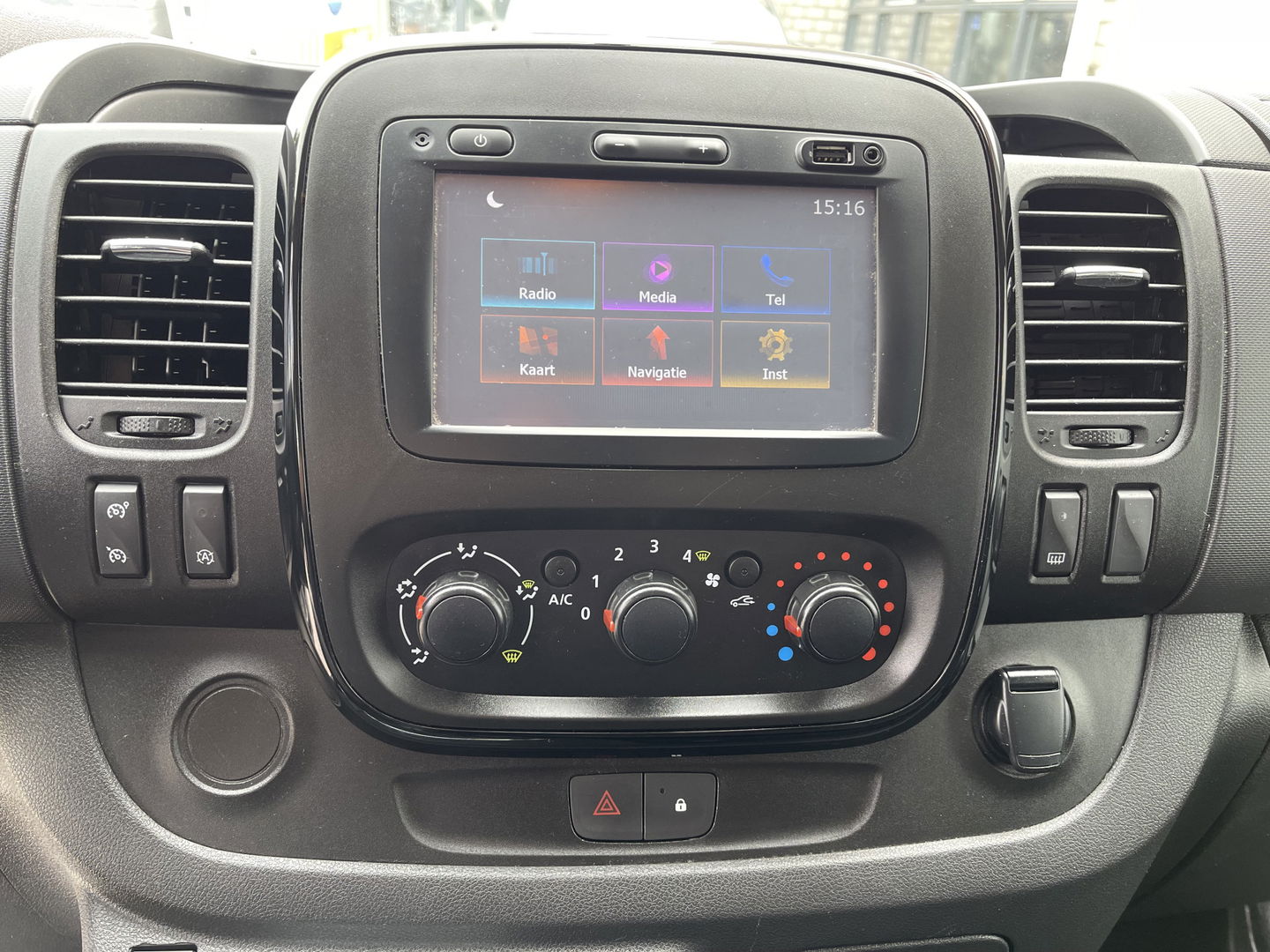 Opel Vivaro Combi 1.6 CDTI 125pk L2H1 BiTurbo ecoFLEX / 9 persoons / vaste prijs rijklaar € 21.950 incl btw bpm / euro 6 diesel / isofix / airco / cruise / navigatie / zilver metallic